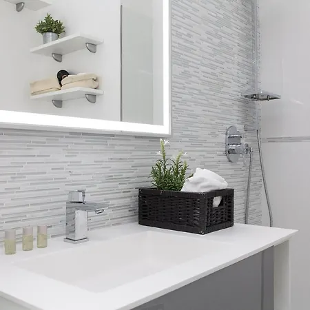 Piazza Venezia White Apartment